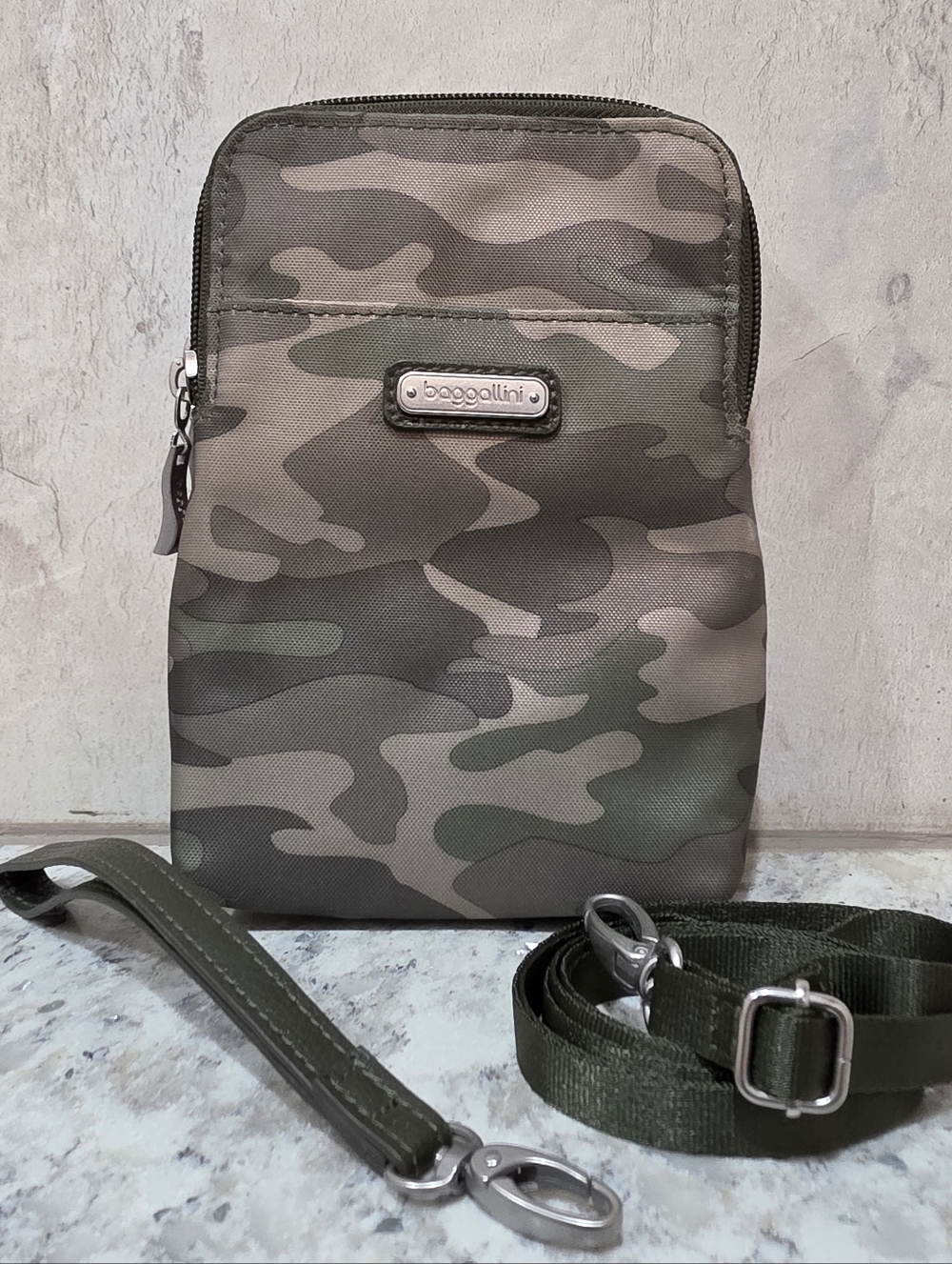 Baggallini Take Two RFID Bryant Crossbody/Wristlet (NWOT) Olive Camo